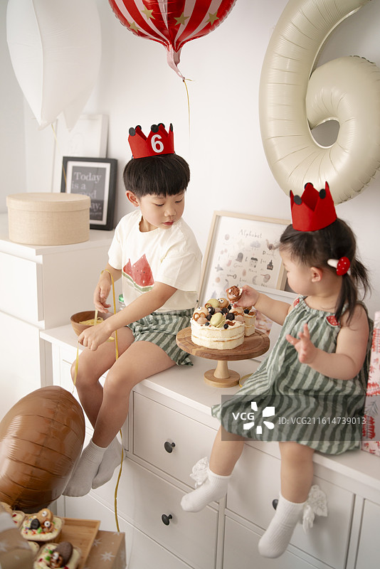 六岁小哥哥两岁小妹妹小寿星庆祝生日的快乐时刻图片素材