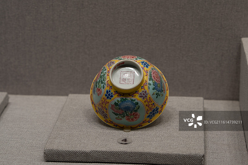 故宫-清康熙黄地珐琅彩开花花卉纹碗图片素材