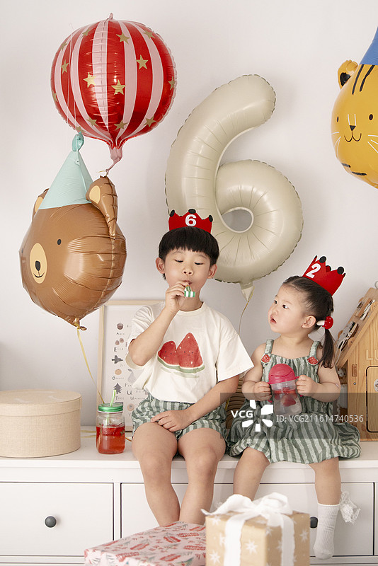 六岁小哥哥两岁小妹妹小寿星庆祝生日的快乐时刻图片素材