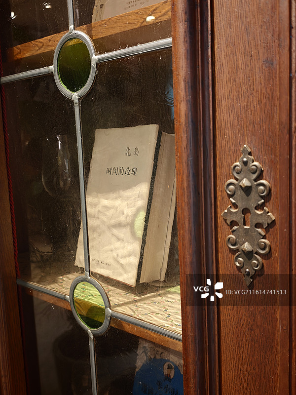 橱窗里展示的时间与玫瑰书籍图片素材