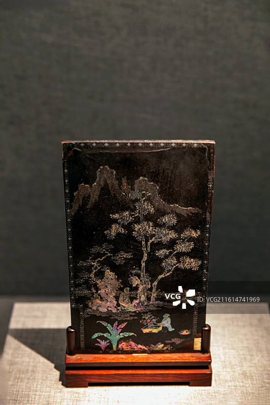 南京博物院《镂云裁月-南京博物院藏雕漆、螺钿漆器展》-清 黑漆嵌螺钿陶渊明赏菊图插屏图片素材