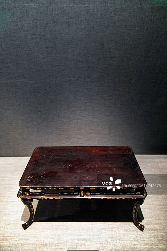 南京博物院《镂云裁月-南京博物院藏雕漆、螺钿漆器展》-十九世纪 黑漆螺钿长方几图片素材