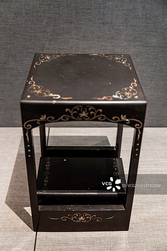 南京博物院《镂云裁月-南京博物院藏雕漆、螺钿漆器展》-十九世纪 黑漆螺钿方几图片素材