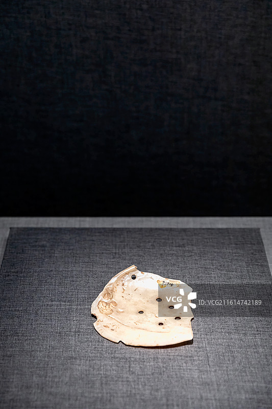 南京博物院《镂云裁月-南京博物院藏雕漆、螺钿漆器展》-新石器时期 蚌器图片素材