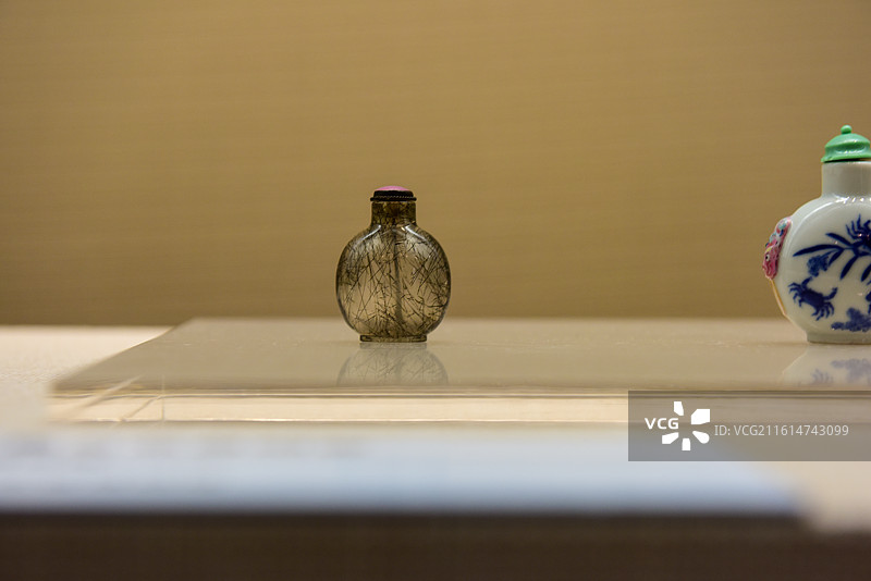 展柜中的两件鼻烟壶图片素材