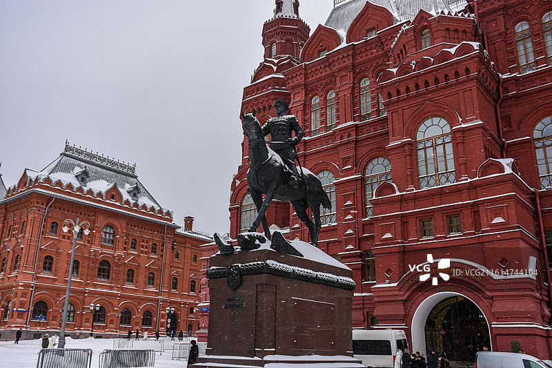 雪后莫斯科红场上的朱可夫将军雕像图片素材