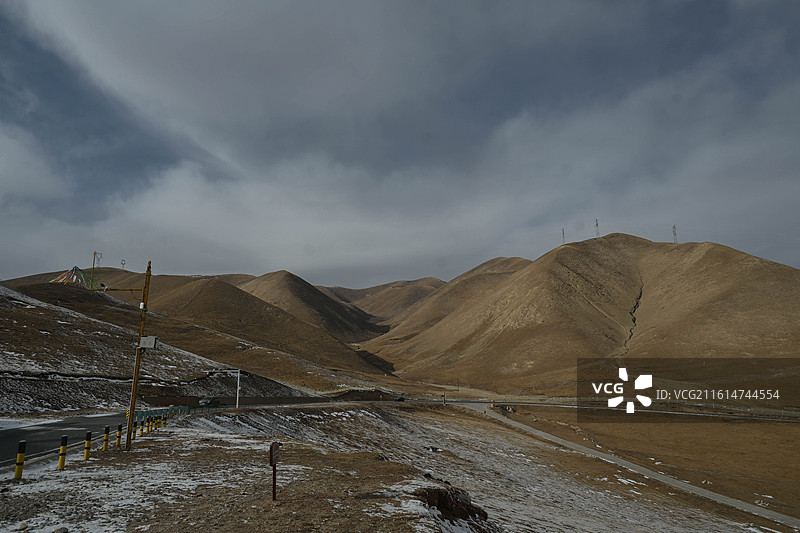 青海日月山，光影交织图片素材