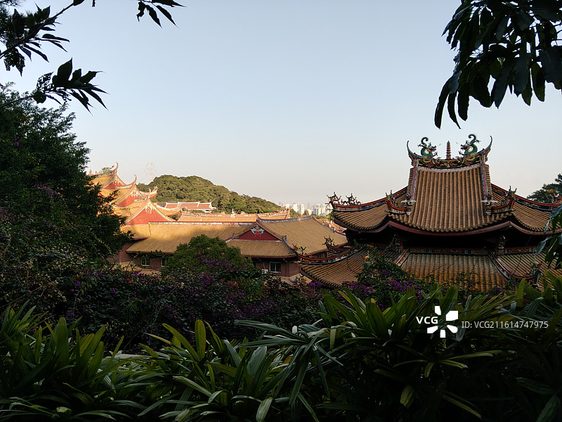光影厦门之山海步道上的仙岳山天竺岩寺图片素材