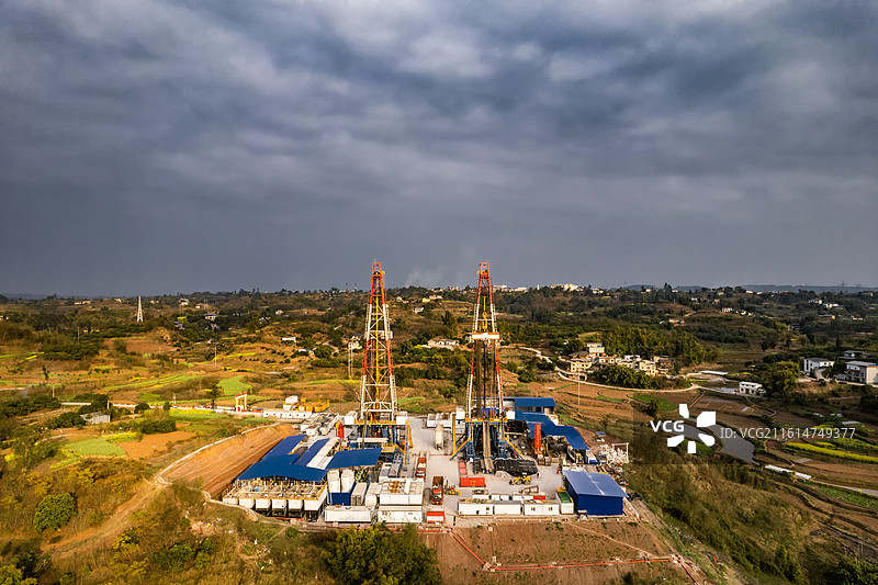 俯瞰四川南部页岩气双钻机钻井平台图片素材