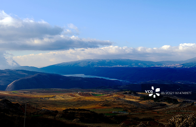 云南寻甸甸沙乡天空白云高山大地田园村落农村农业风景图片素材