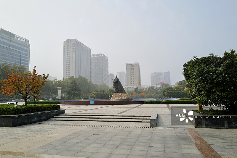 河北邯郸丛台广场赵武灵王铜像城市风光图片素材