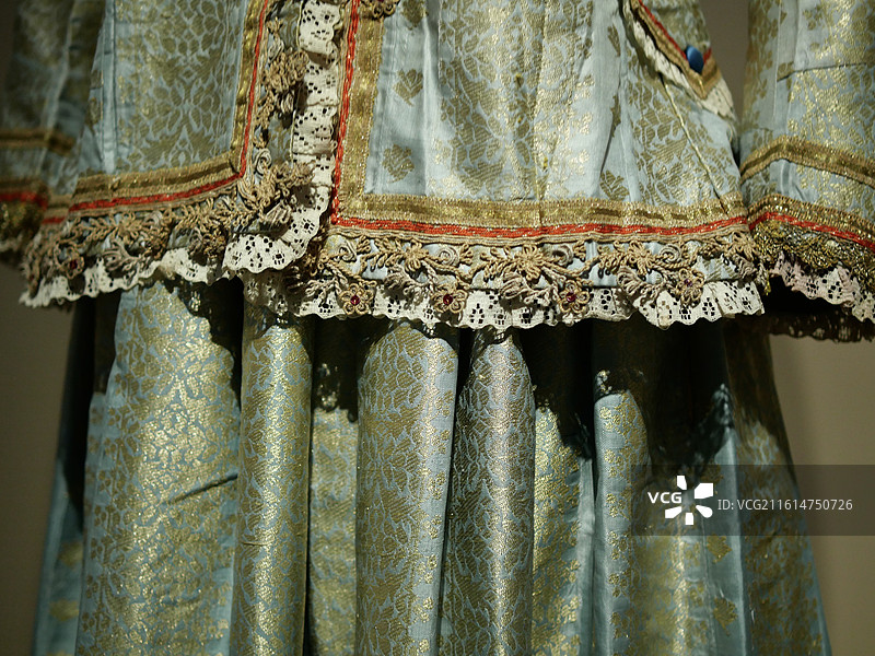 成都博物馆金线展展出的伊拉克巴格达近代传统服饰塔夫绸套装图片素材