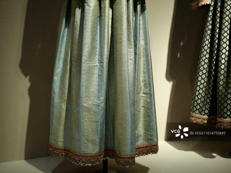 成都博物馆金线展展出的伊拉克巴格达近代传统服饰塔夫绸套装图片素材