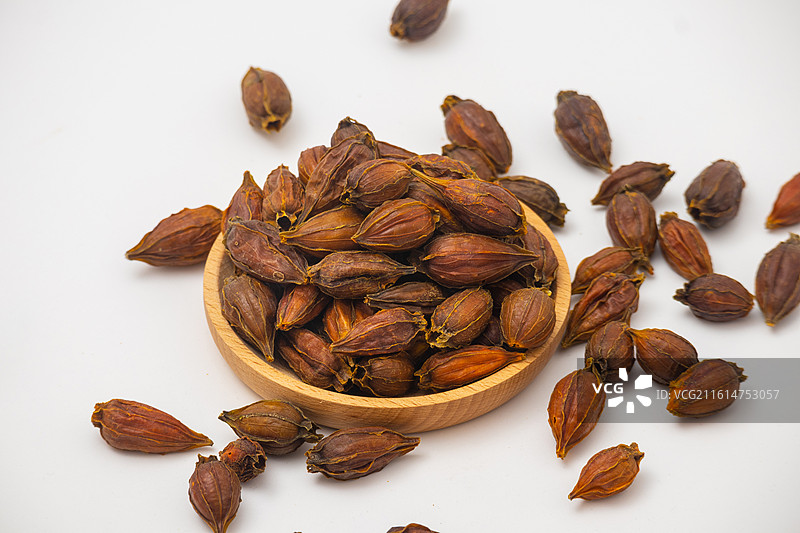 白色背景的东方传统食品染色天然调料黄栀子干果图片素材