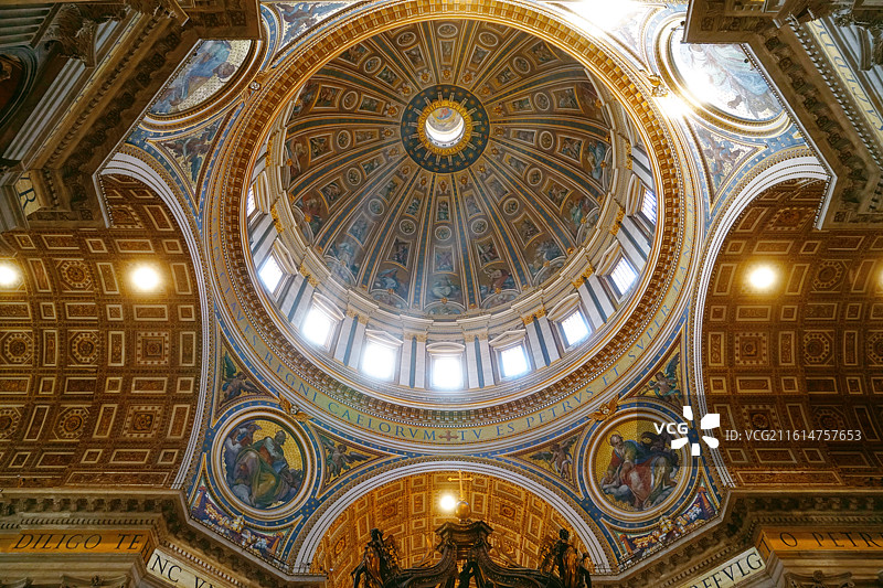 圣彼得大教堂的圆形穹顶与天花板图片素材