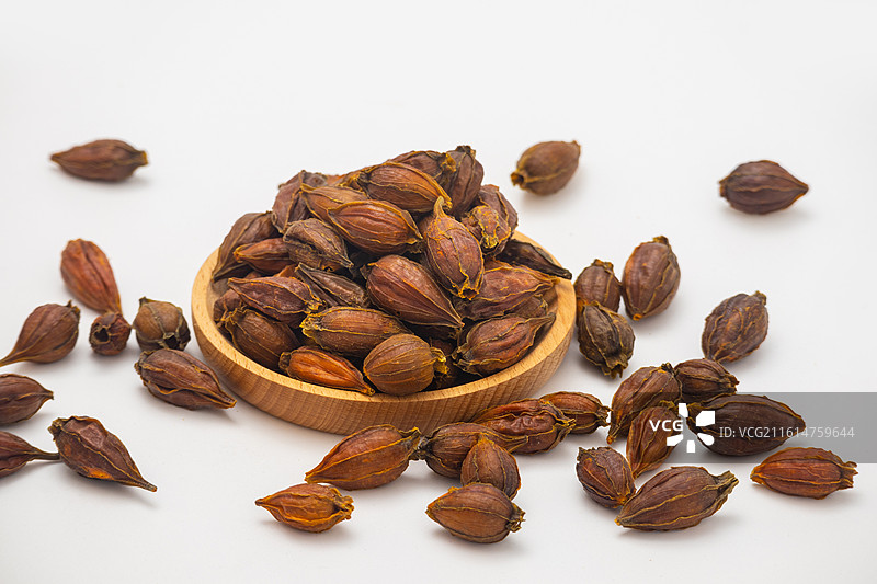 白色背景的东方传统食品染色天然调料黄栀子干果图片素材