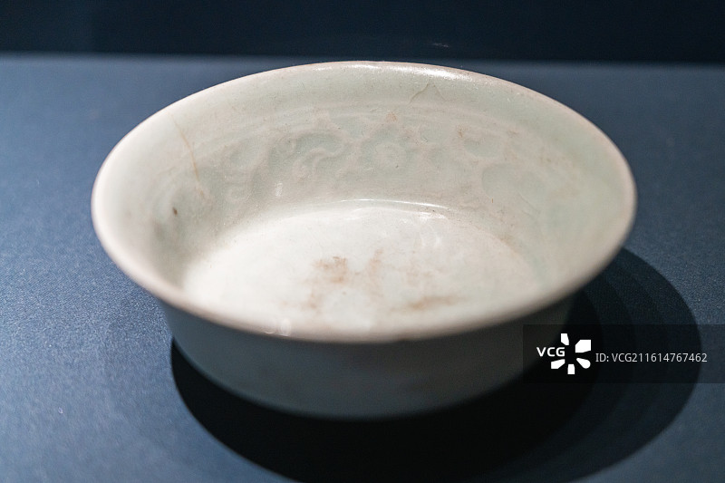 白釉模印缠枝花卉折腰瓷碗（元）南京博物院藏 上海市青浦县任氏墓出土图片素材