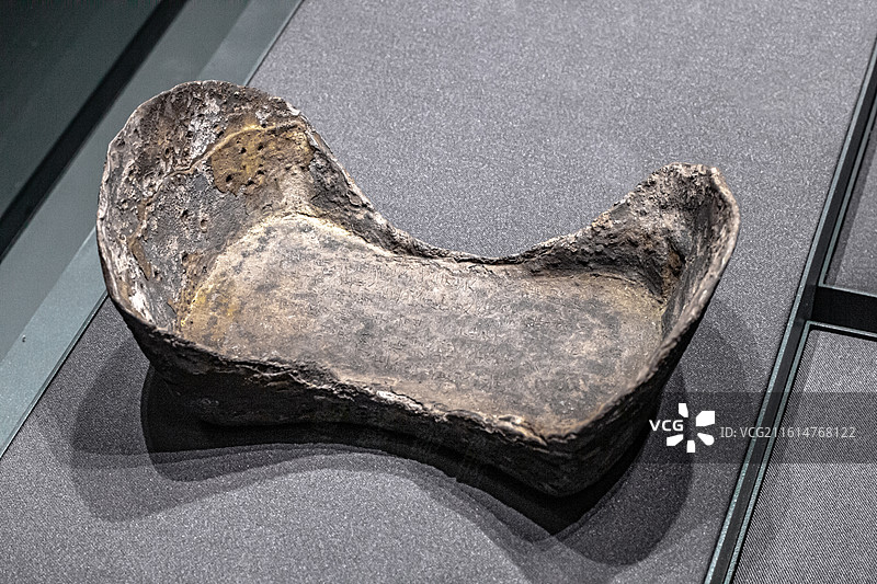 北京首都博物馆展出的明代 外戚万贵墓葬出土的明成祖永乐十八年宣德款云南闸办银课银矿税五十两银锭及铭文图片素材