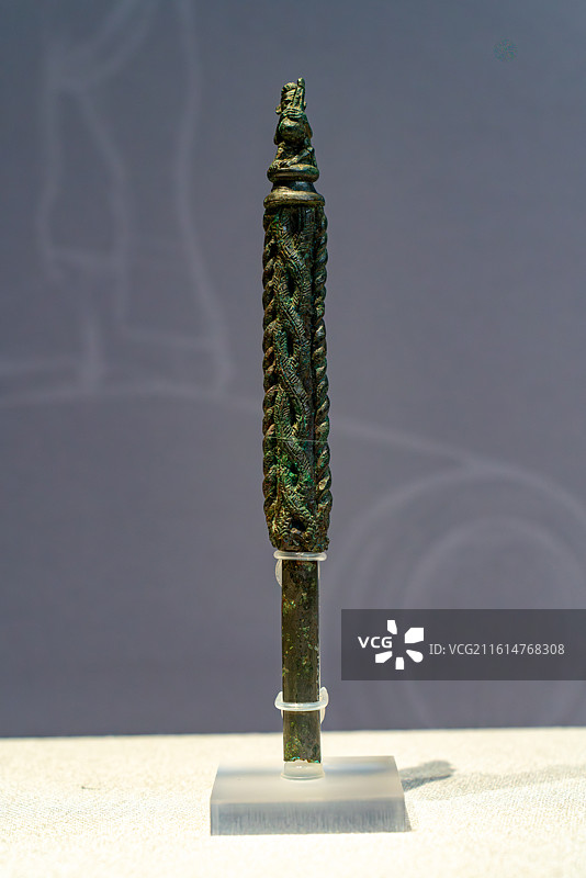 印证滇国云南古滇文明特展吹笙人物铜杖头 战国 云南玉溪江川李家山图片素材