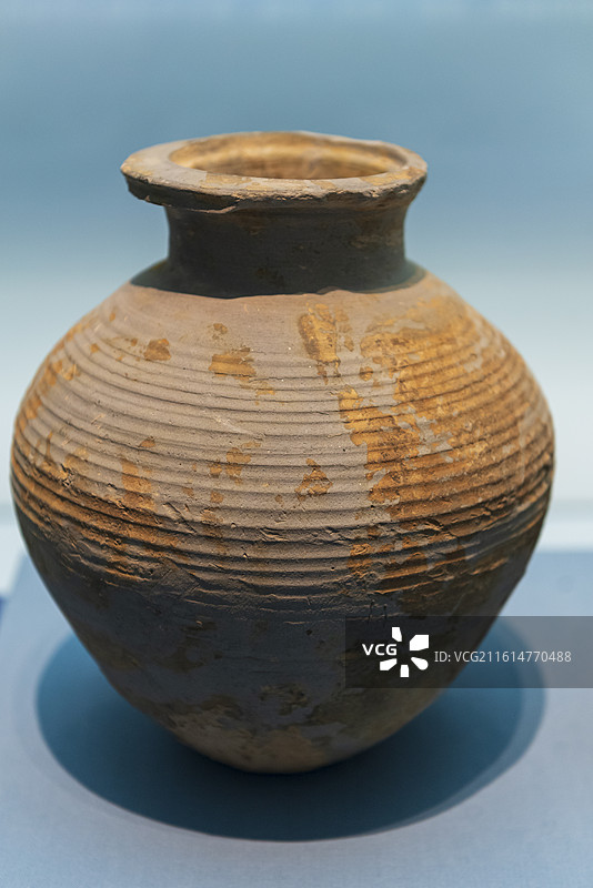 灰陶弦纹罐 战国时期 北京三山五园文化艺术中心“山水连城-海淀历史文物展”展览图片素材