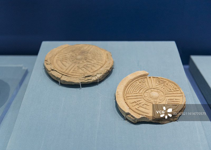 “长天无极”瓦当 汉代 北京三山五园文化艺术中心“山水连城-海淀历史文物展”展览图片素材