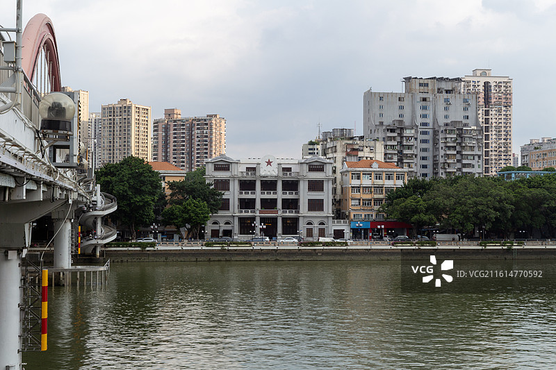 秋天蓝天白云下的广州解放桥和摩天大楼城市建筑自然风光图片素材