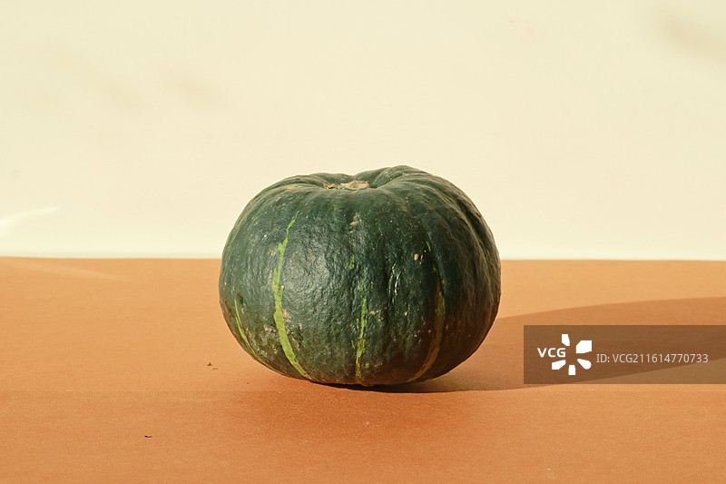 桌上的一个南瓜图片素材