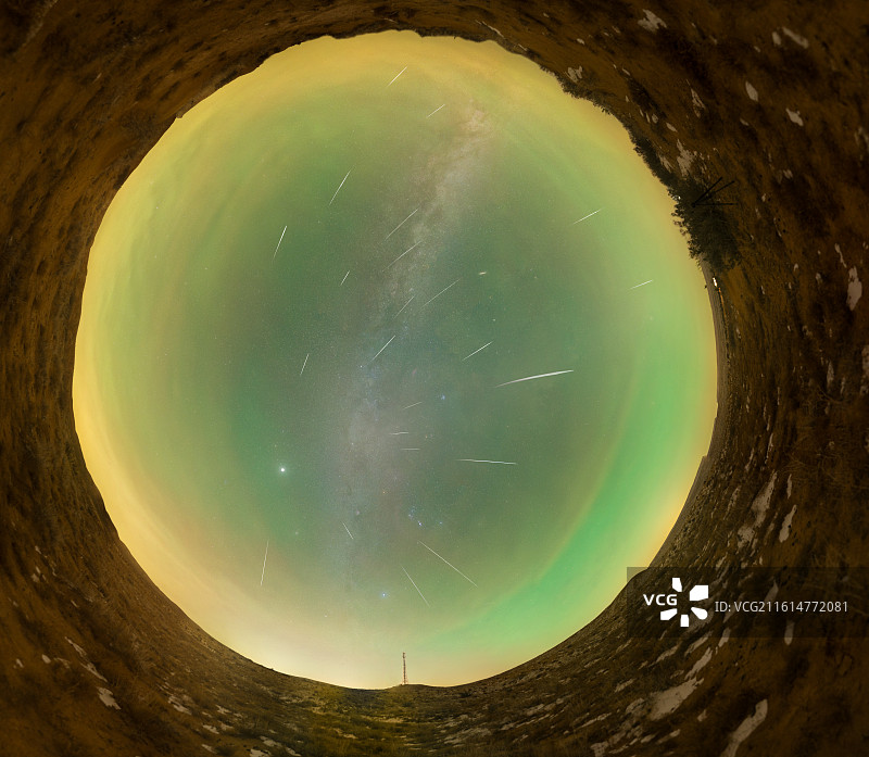 2025年的腾格里沙漠双子座流星雨全景图图片素材