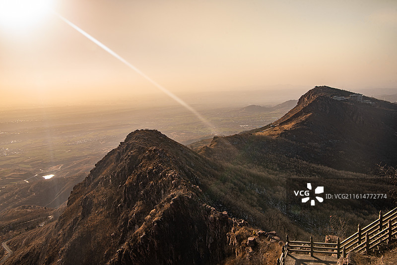 洛阳万安山的黄昏时刻，夕阳斜洒勾勒出山体的嶙峋轮廓图片素材