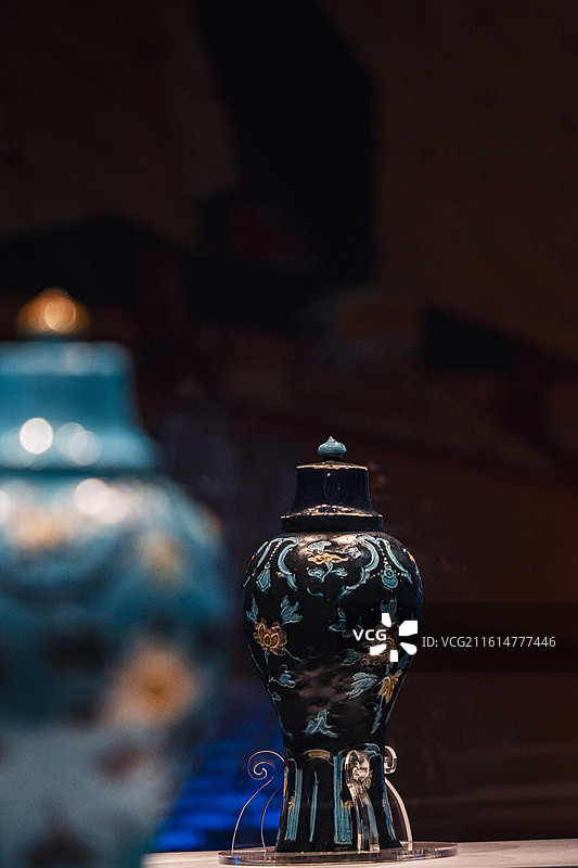 明珐华蓝釉寿石牡丹纹带盖梅瓶（南海西北陆坡一号沉船遗址出水）图片素材