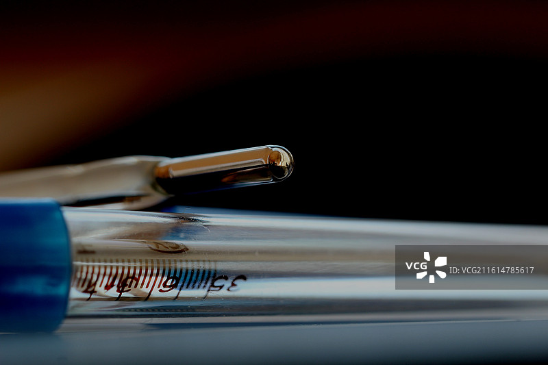 微距镜头拍摄医用水银体温计图片素材