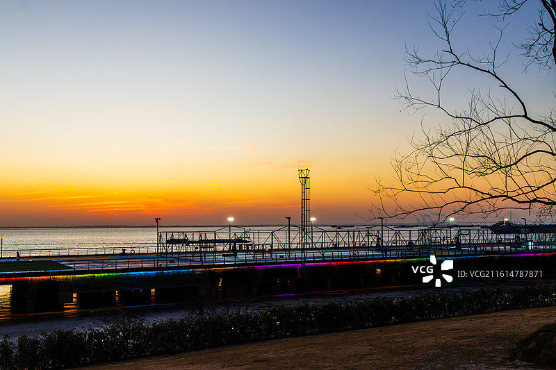 落日夕阳，江边篮球场，南通长江体育公园图片素材