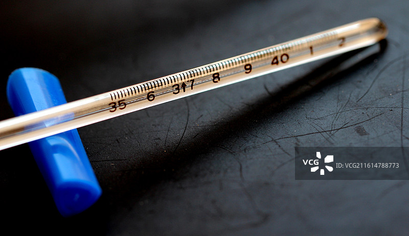 微距镜头拍摄医用水银体温计图片素材