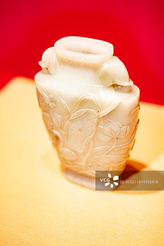 玉器百年守护从紫禁城到故宫博物院午门特展故宫博物院藏明青玉海晏河清图象耳瓶图片素材