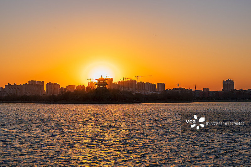 冬天日落东昌湖畔--名人岛26.01图片素材