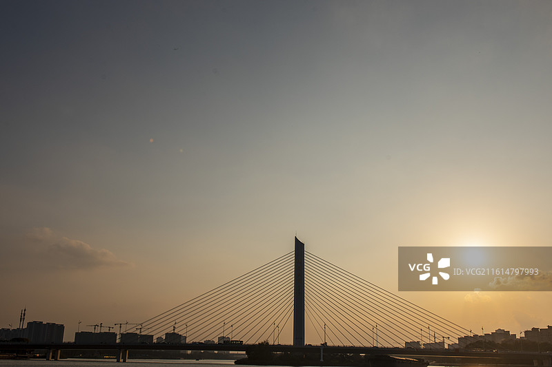 现代都市摩天轮建筑外部游乐设施朝霞日出时分图片素材