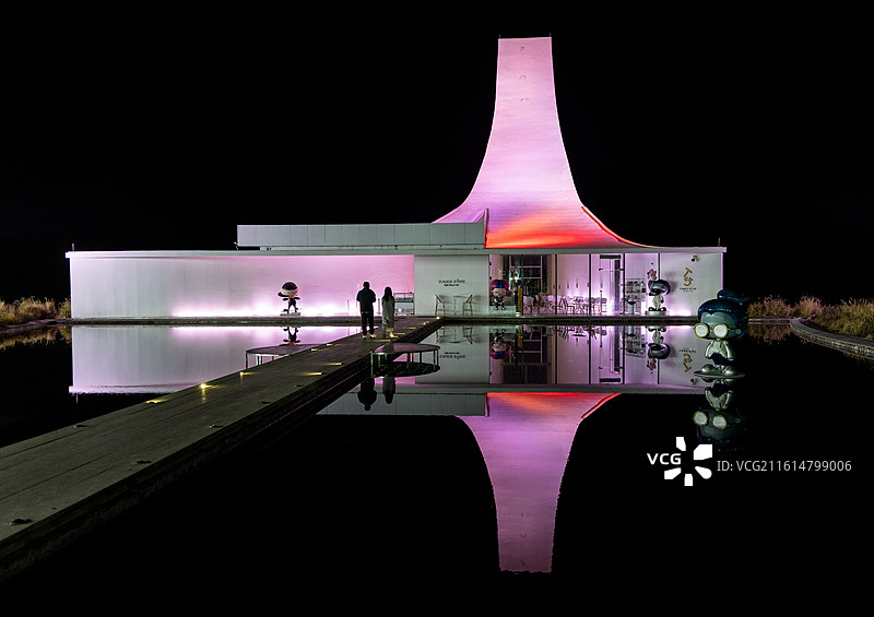 夜色中的建筑倒影图片素材