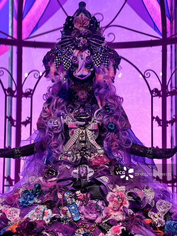 笼中奇幻人鱼艺术装置图片素材