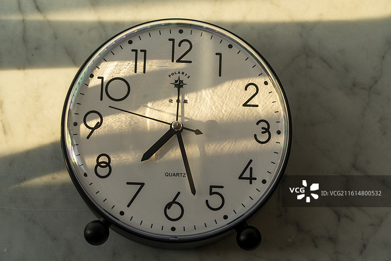 圆形时钟表计时器白色分秒针特写图片素材