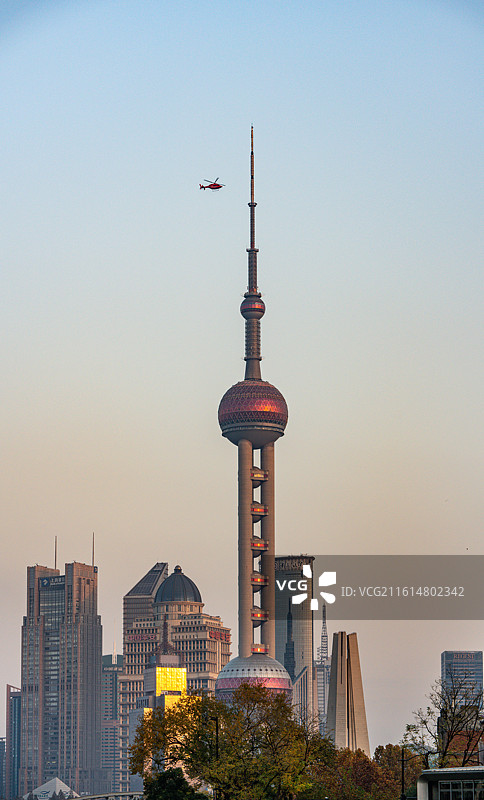 黄昏夕阳中的上海东方明珠塔新天安堂环球金融中心金毛大厦上海大厦三件套三件套建筑特写镜头图片素材