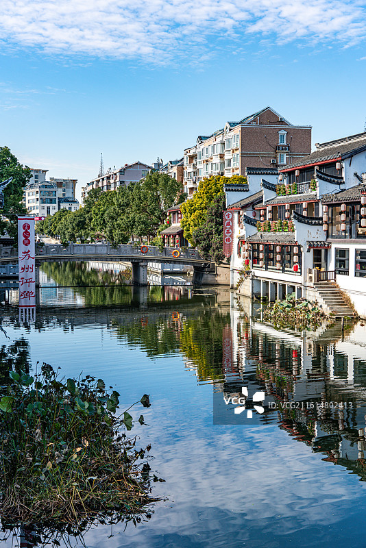 蓝天下的上海闵行七宝老街古镇建筑倒影景观与天空掠过的飞机特写镜头图片素材