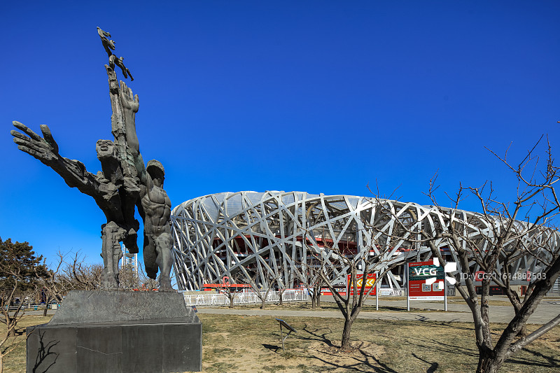 北京奥林匹克中心区-国家体育场（鸟巢）-雕塑《圣火接力》图片素材