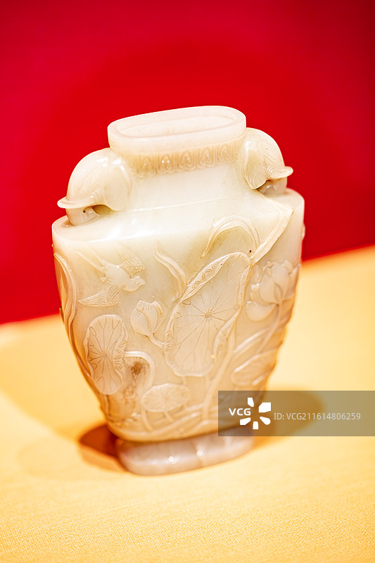 玉器百年守护从紫禁城到故宫博物院午门特展故宫博物院藏明青玉海晏河清图象耳瓶图片素材