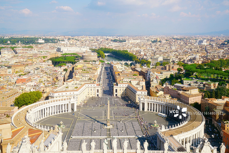 登顶圣彼得大教堂俯瞰圣彼得广场图片素材