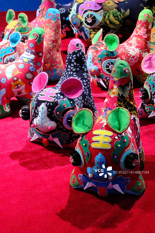 非遗民俗展民间手工布老虎。展览博物馆图片素材