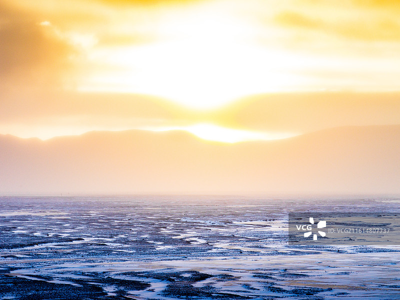 西藏那曲双湖县普诺岗日冰川拍摄的高清影像。画面展现了冰川独特的地貌，在柔和光线映照下，冰面纹理清晰。图片素材