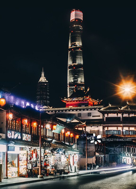 上海城隍庙豫园老街与上海中心古今同框图片素材