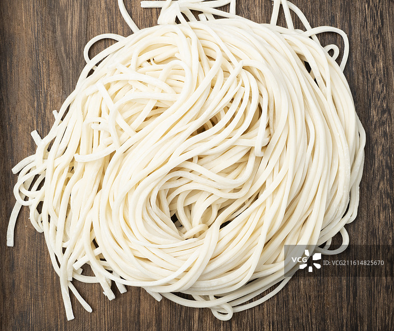 静物摄影——新鲜粗面条图片素材
