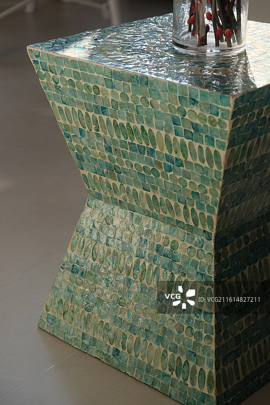 静物 花瓶与创意茶几图片素材