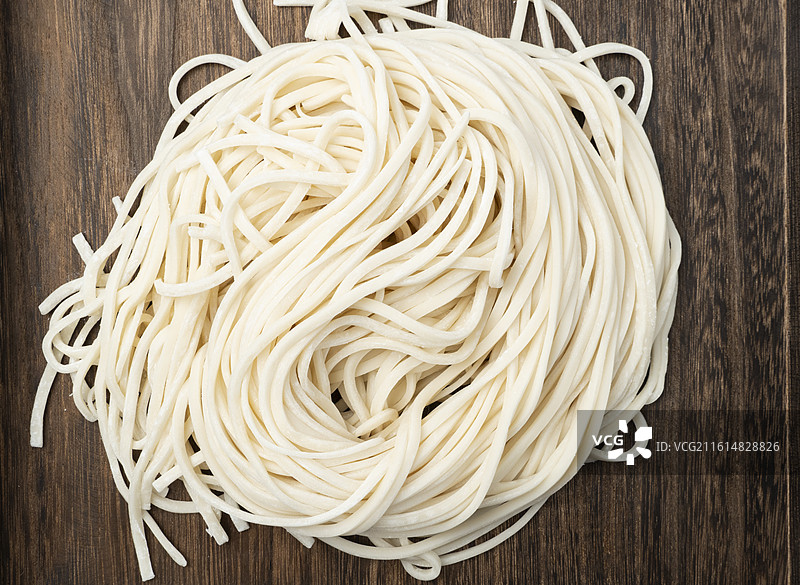 静物摄影——新鲜粗面条图片素材